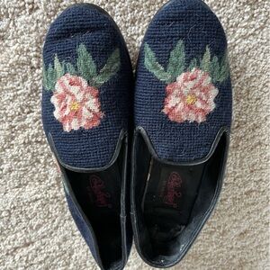 BY PAIGE NAVY BLUE FLORAL NEEDLEPOINT FLATS/LOAFERS. SIZE 8.